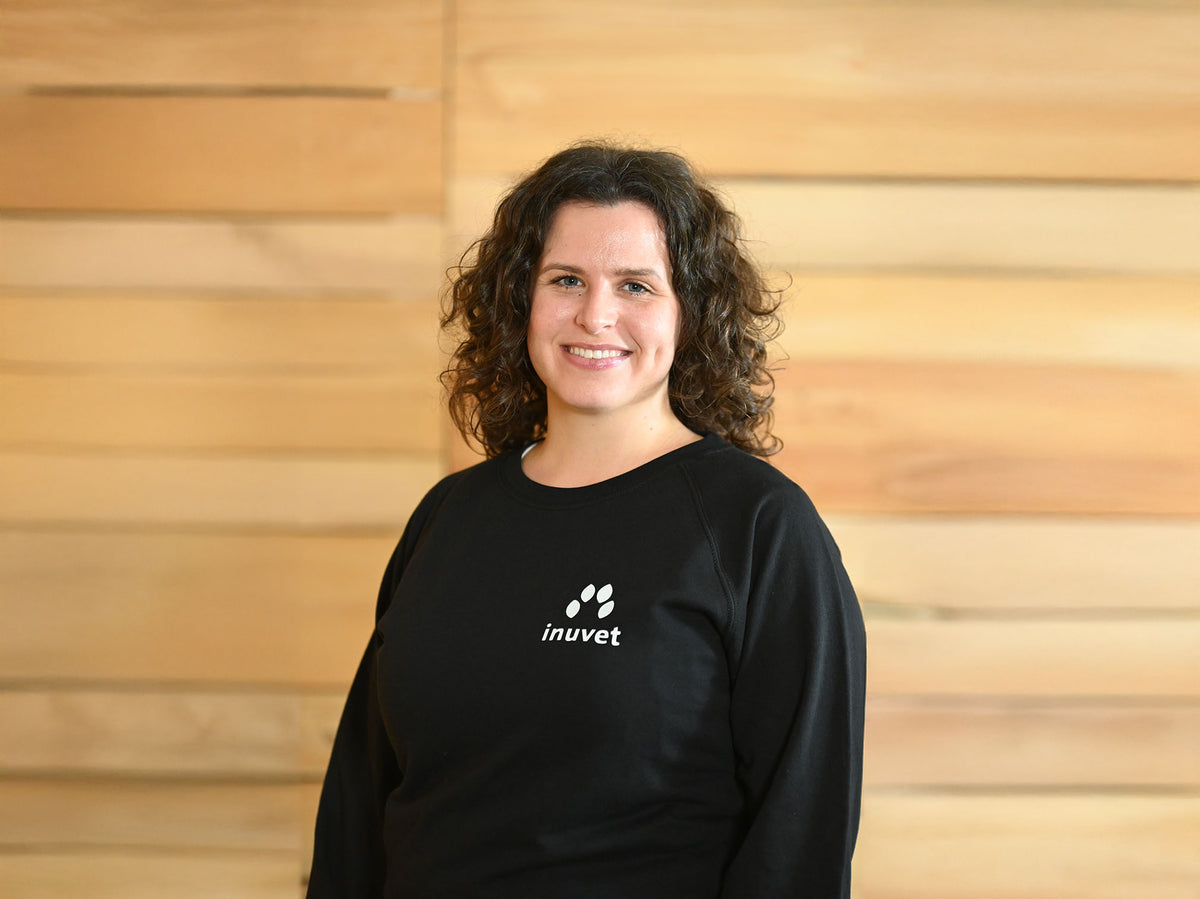 Portrait von Frauke Bünsow vor einer Holzwand